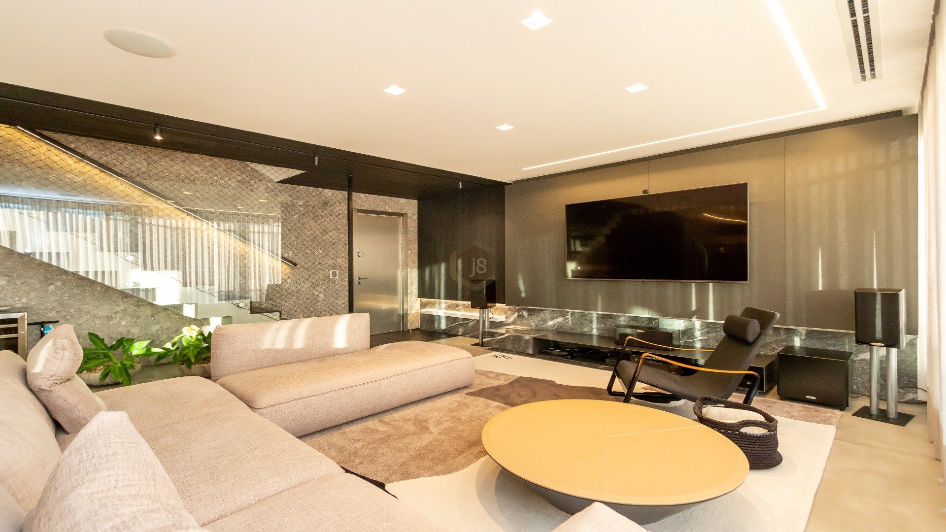 sala moderna em tons neutros e estilo urbano