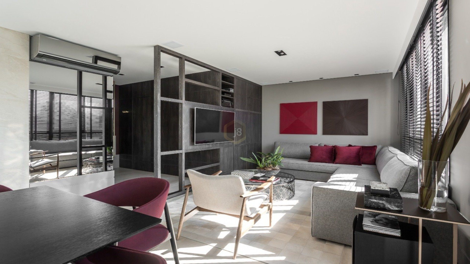sala cinza com toques de cor nas almofadas, cadeiras e quadros