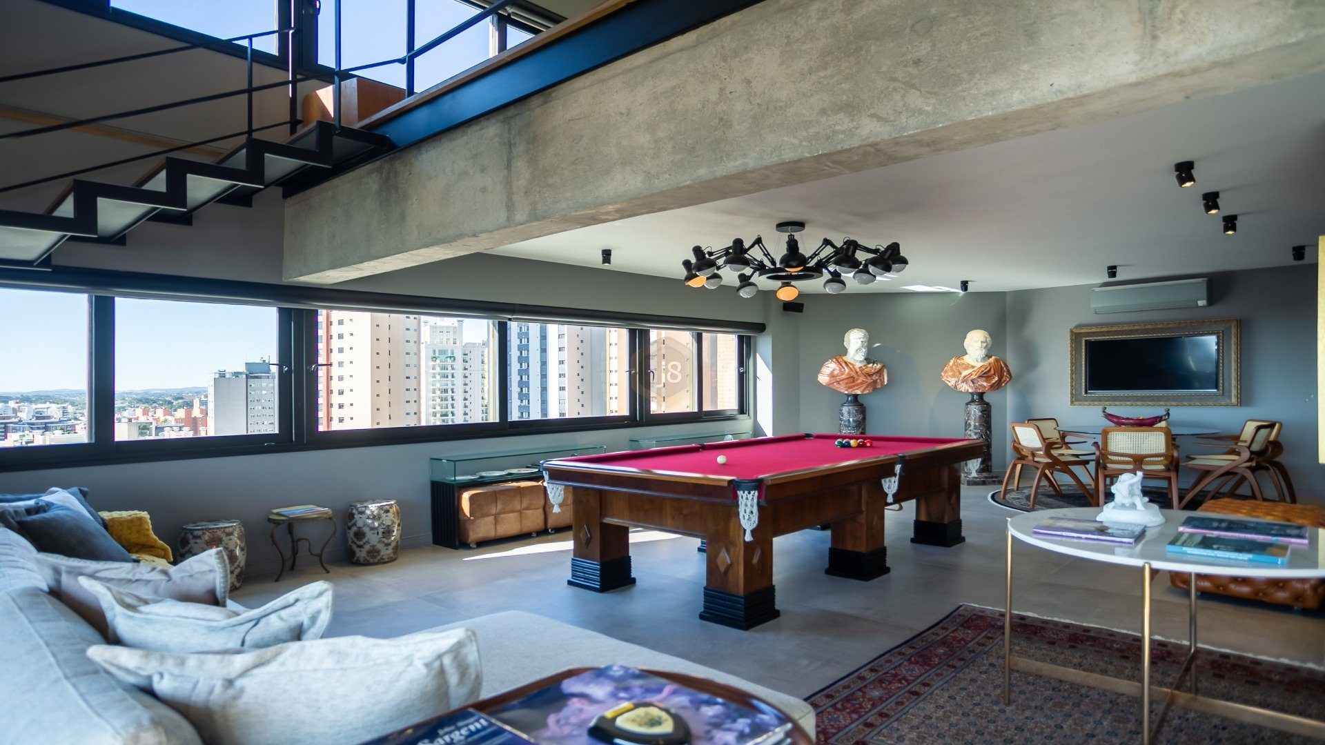 sala de jogos com mesa de sinuca e estilo urbano e clássico