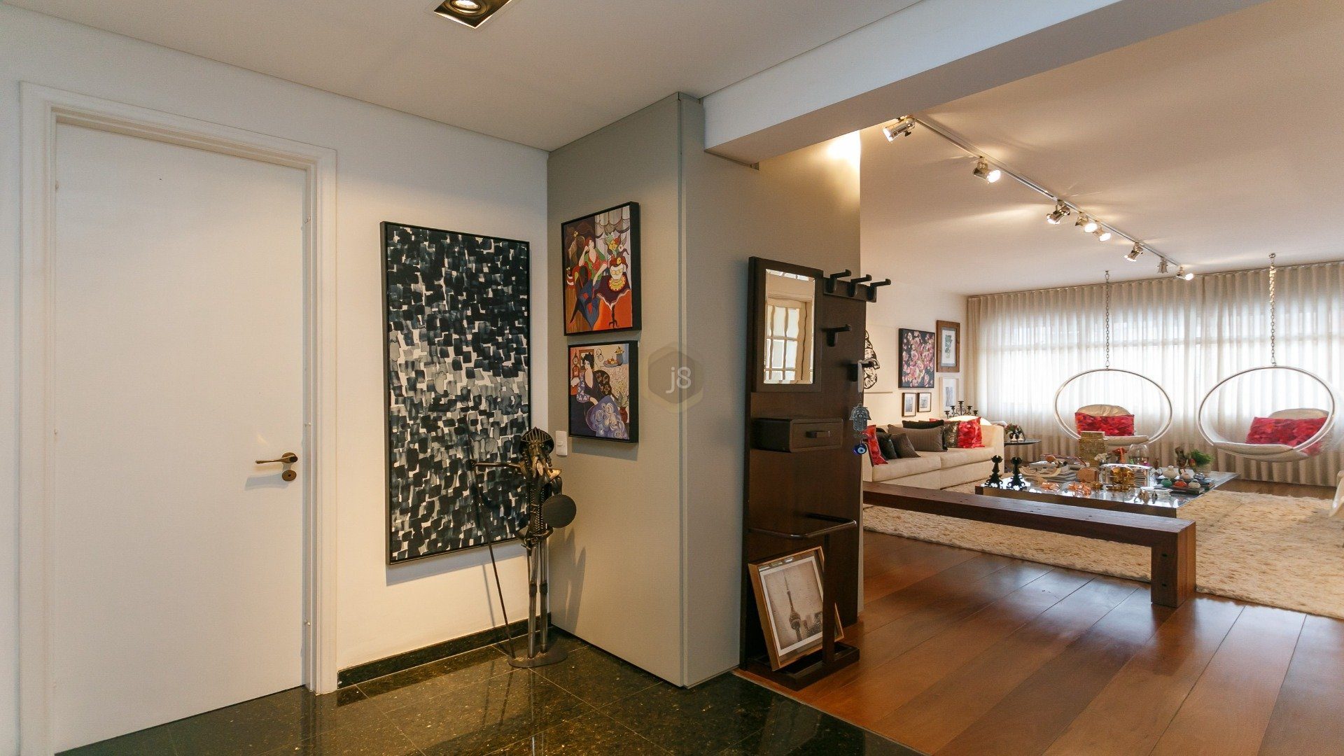 Hall pequeno com objetos e móveis nas paredes, colorido