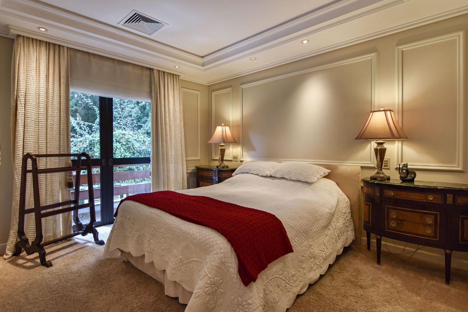 quarto com boiserie e decoração clássica