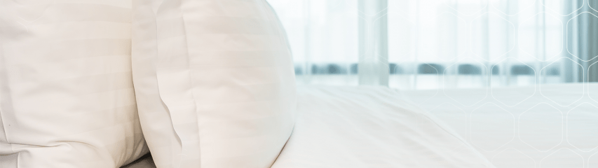 cama com lençol e travesseiro brancos