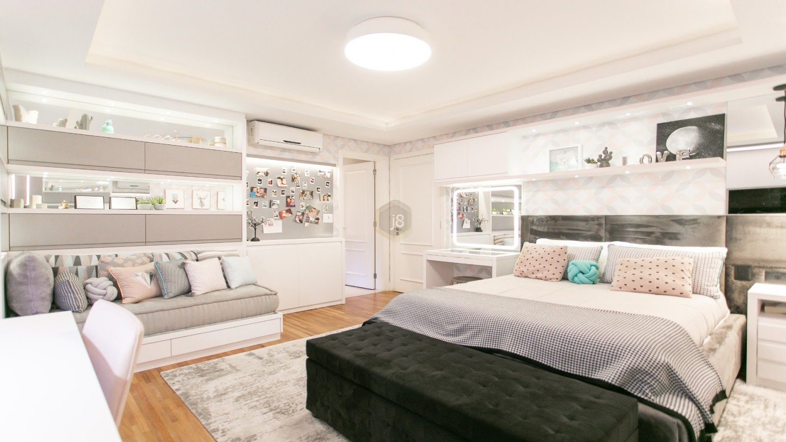 quarto de adolescente com almofadas coloridas e decoração divertida