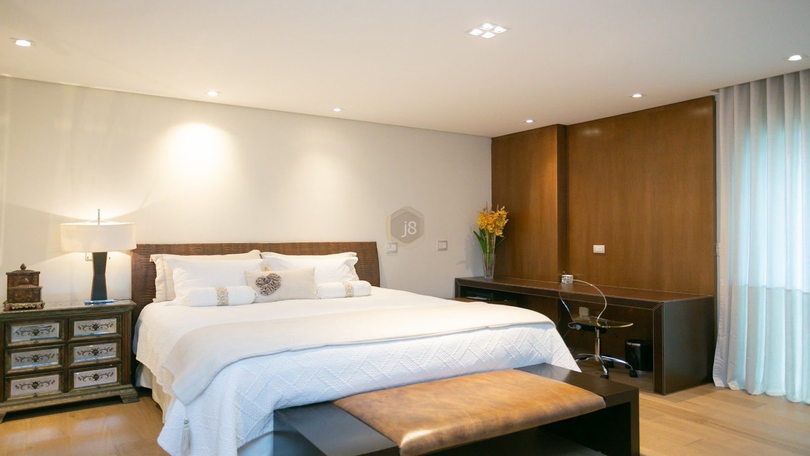 quarto em tons terrosos com decoração de vaso de flor