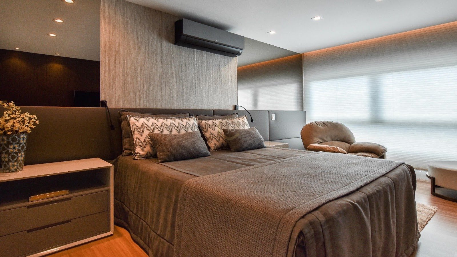 quarto aconchegante decorado com cores escuras