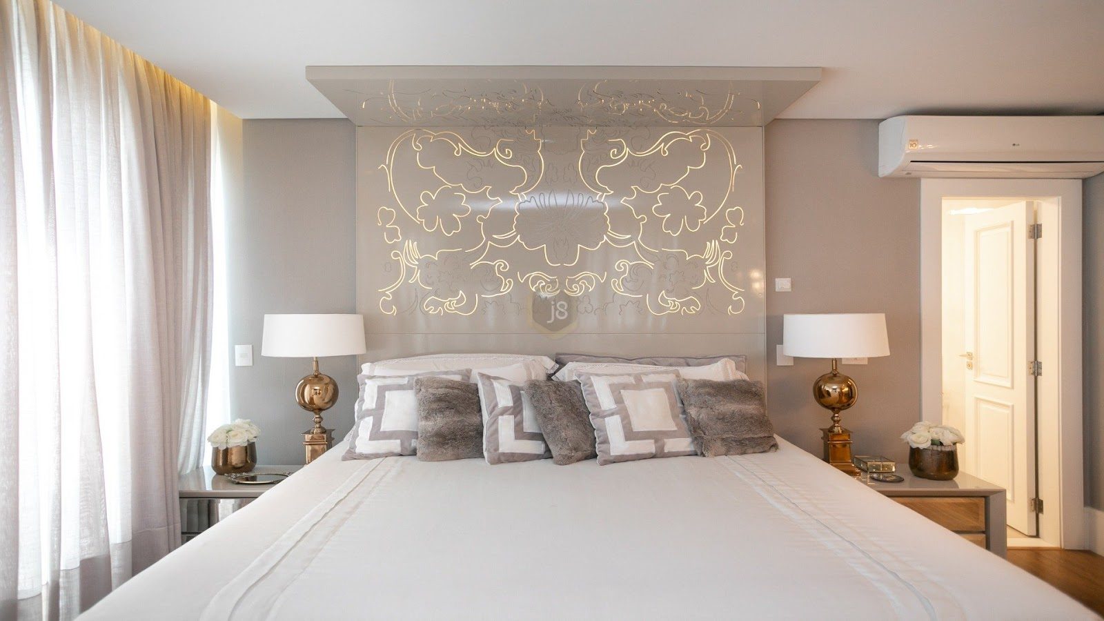 quarto com painel iluminado na cabeceira