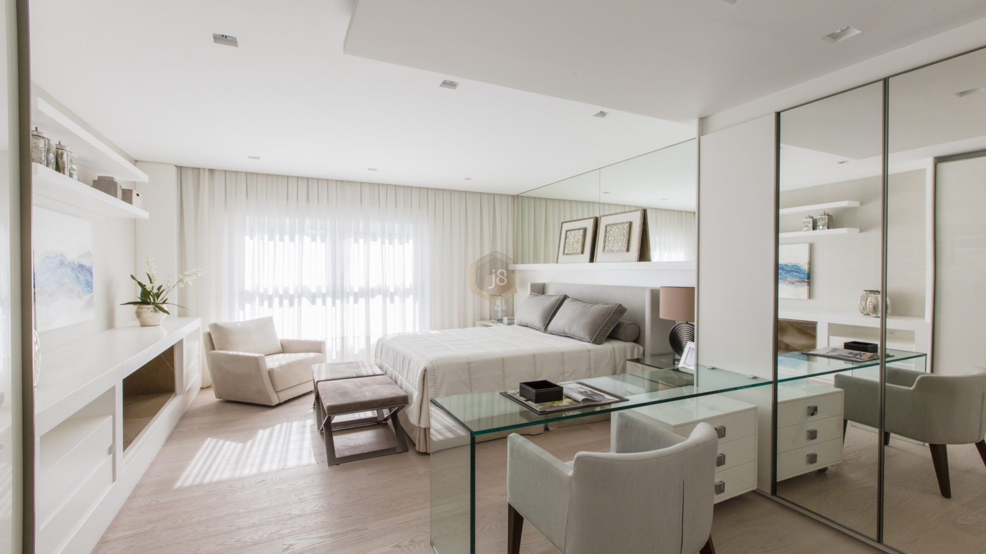 quarto em tons neutros com escrivaninha de vidro