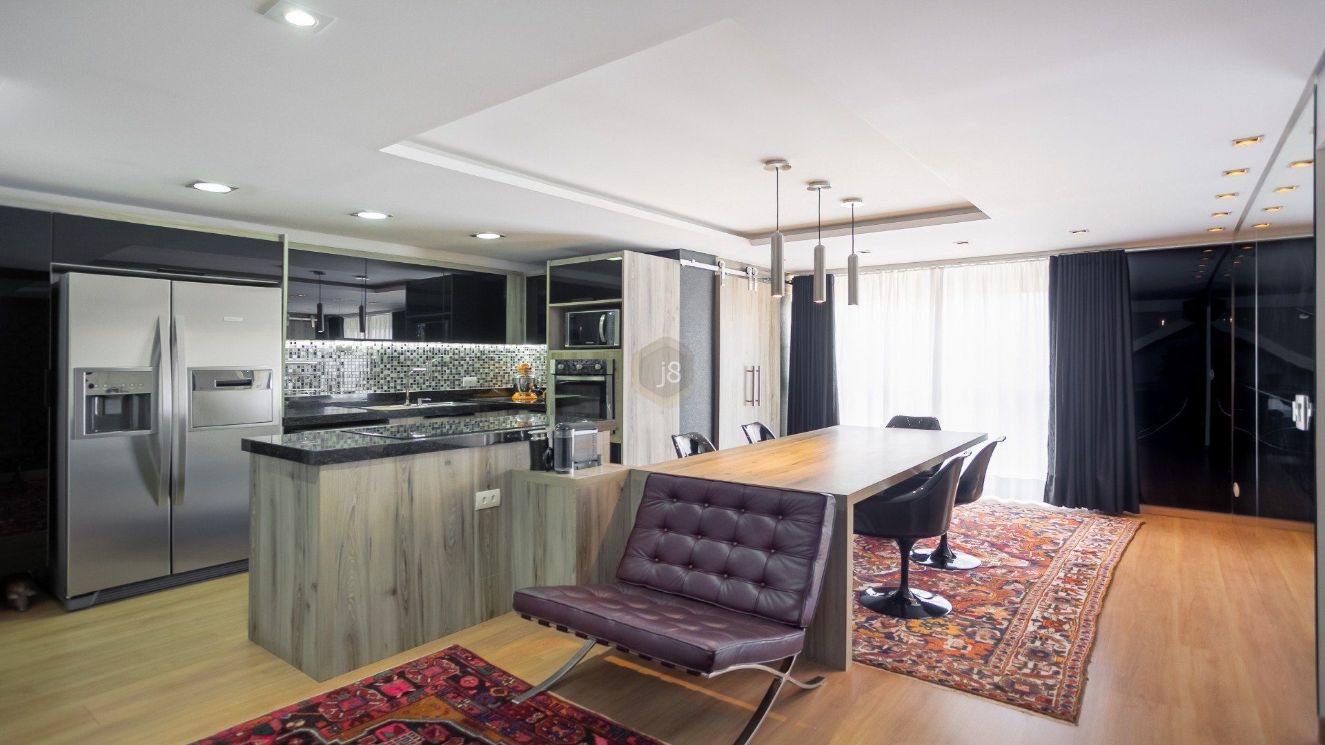 cozinha moderna integrada a sala de estar com poltrona roxa