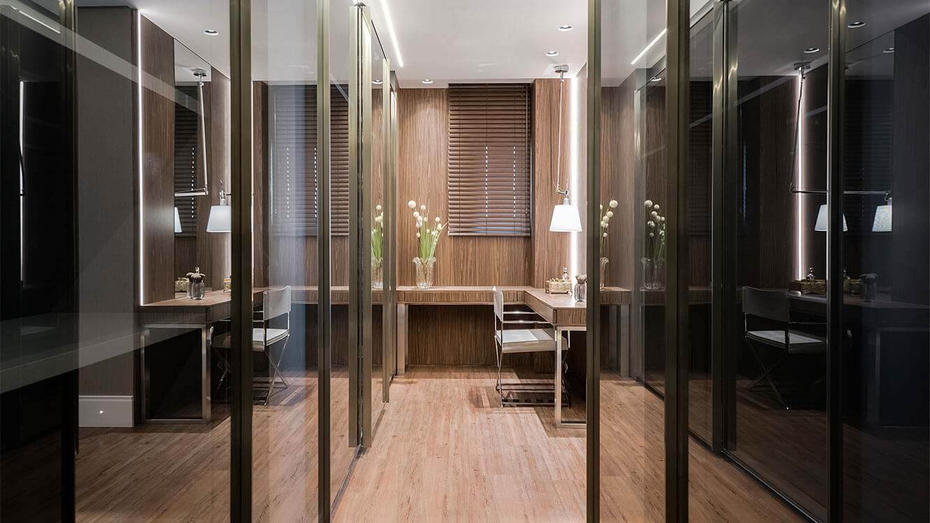 corredor com closet integrado em tons de marrom