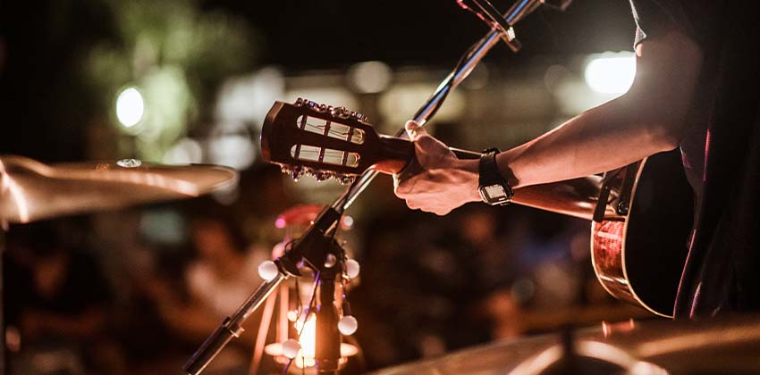 foto de uma pessoa tocando violão