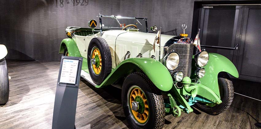 Carro antigo nas cores branca e verde em exposição no museu do automóvel